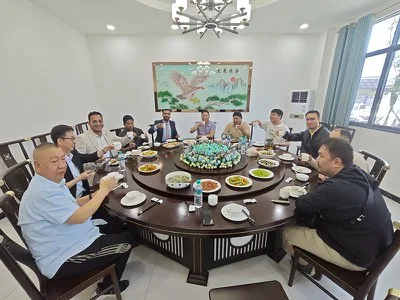 Ingenieros de Kirguistán inspeccionando componentes de planta de hormigón HZS