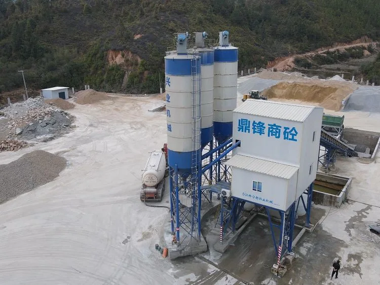 Planta de hormigón centralizada serie HZS con mezcladora JS1000 y silos de cemento durante una inspección técnica